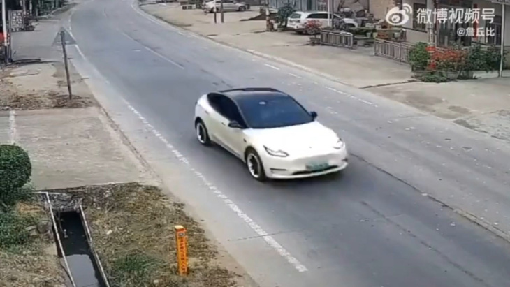järkyttävä video kiinasta: tesla-kuskin kaahaus tappoi kaksi sivullista – kuljettaja syyttää autoa