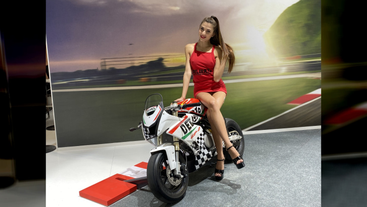 kauneimmat tytöt eicma-moottoripyöränäyttelyssä 2022