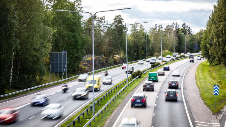 suomalaiset kokevat päihteet ja piittaamattomuuden suurena riskinä liikenteessä – puhelimen vilkuilu lisää onnettomuuden riskin kahdeksankertaiseksi