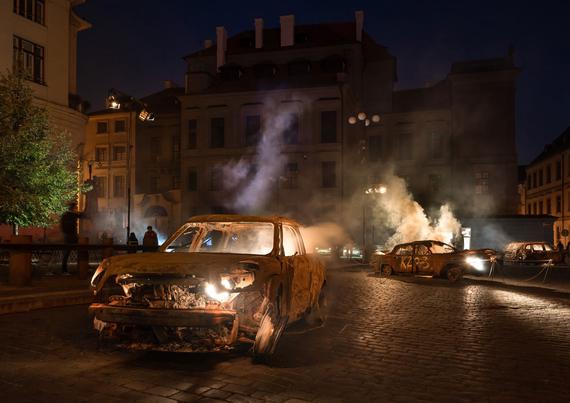 ukrainassa poltetut autot tuovat sodan kauhut suomeen rajussa teoksessa