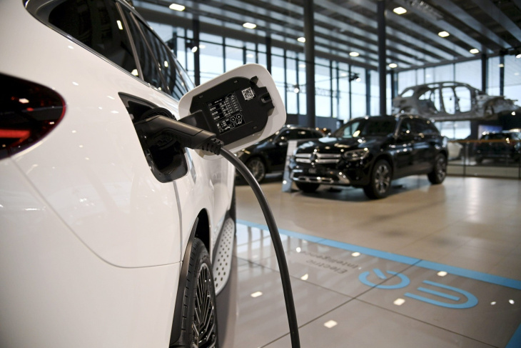 teslan alennukset saattavat vaikuttaa myös muiden valmistajien sähköautojen hintoihin, arvioi asiantuntija