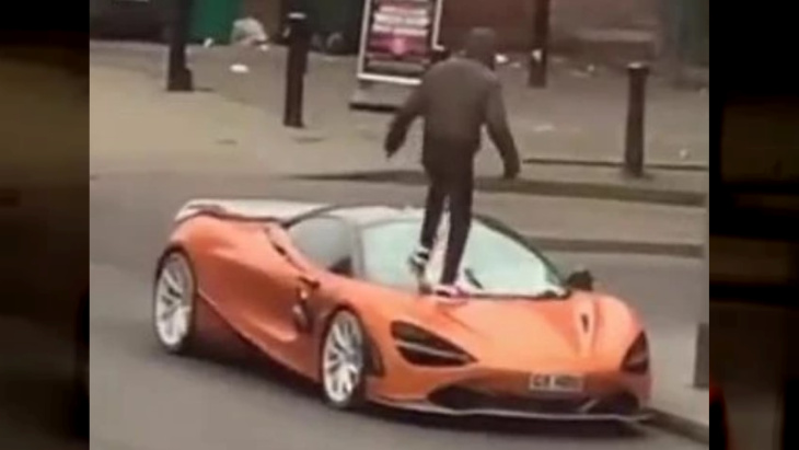 hulluutta lontoossa, mies hyppää 250 000 euron mclaren 720s -auton katolle