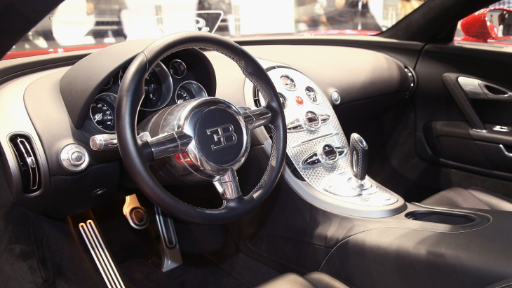 bugatti veyron: kuvia nopeasta autosta