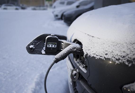 pakkanen iski: sähköautoja vaihdettu bensa-autoihin pohjoisessa – ”pitäisi hakea tienposkesta”