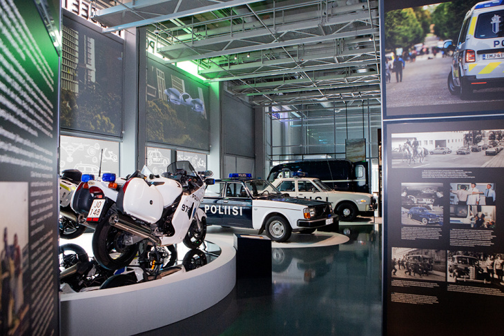 poliisimuseossa nyt maailman nopein poliisimoottoripyörä ja eri vuosikymmenten poliisiautoja